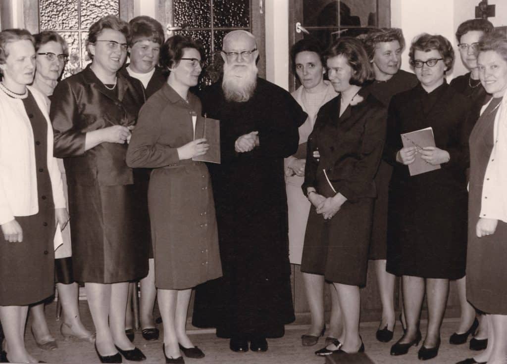 Josef Kentenich mit Frauen von Schönstatt